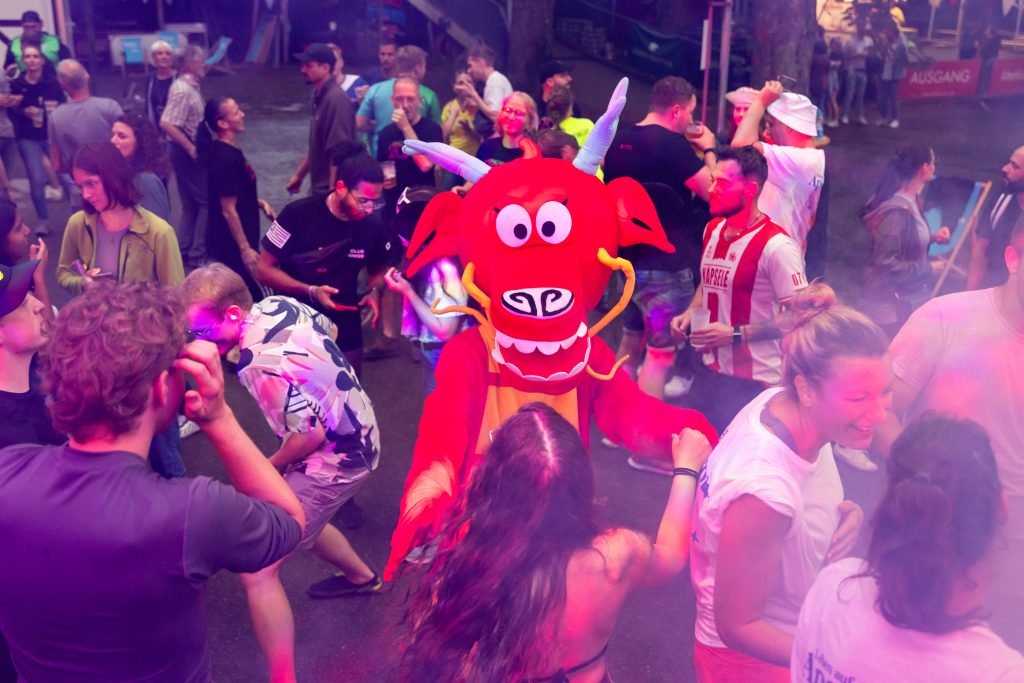 Dani Dragon beim Drachencup auf der Party