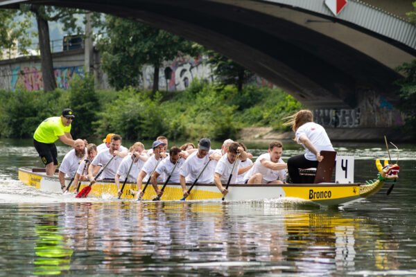 Team im Boot beim Drachencup in Stuttgart