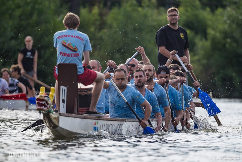 Boot beim Drachencup in Stuttgart mit paddelnden Menschen